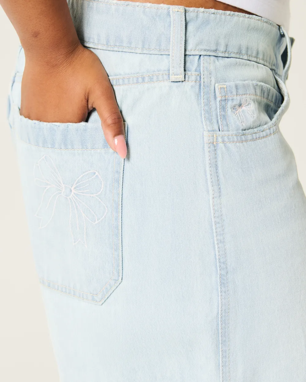 Low-Rise Light Wash Bow Graphic Baggy Jort