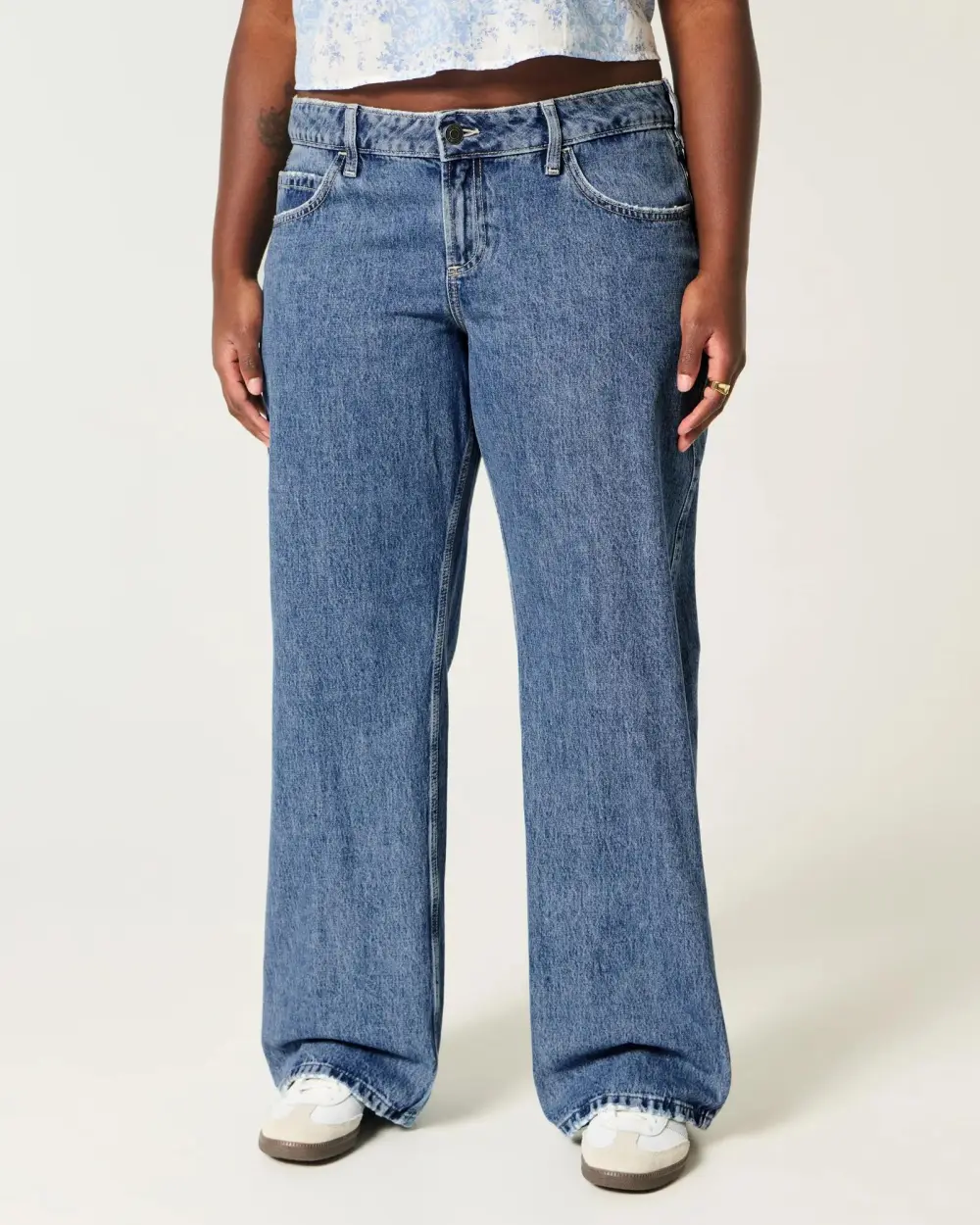 Curvy Low-Rise Light Wash Baggy Jeans