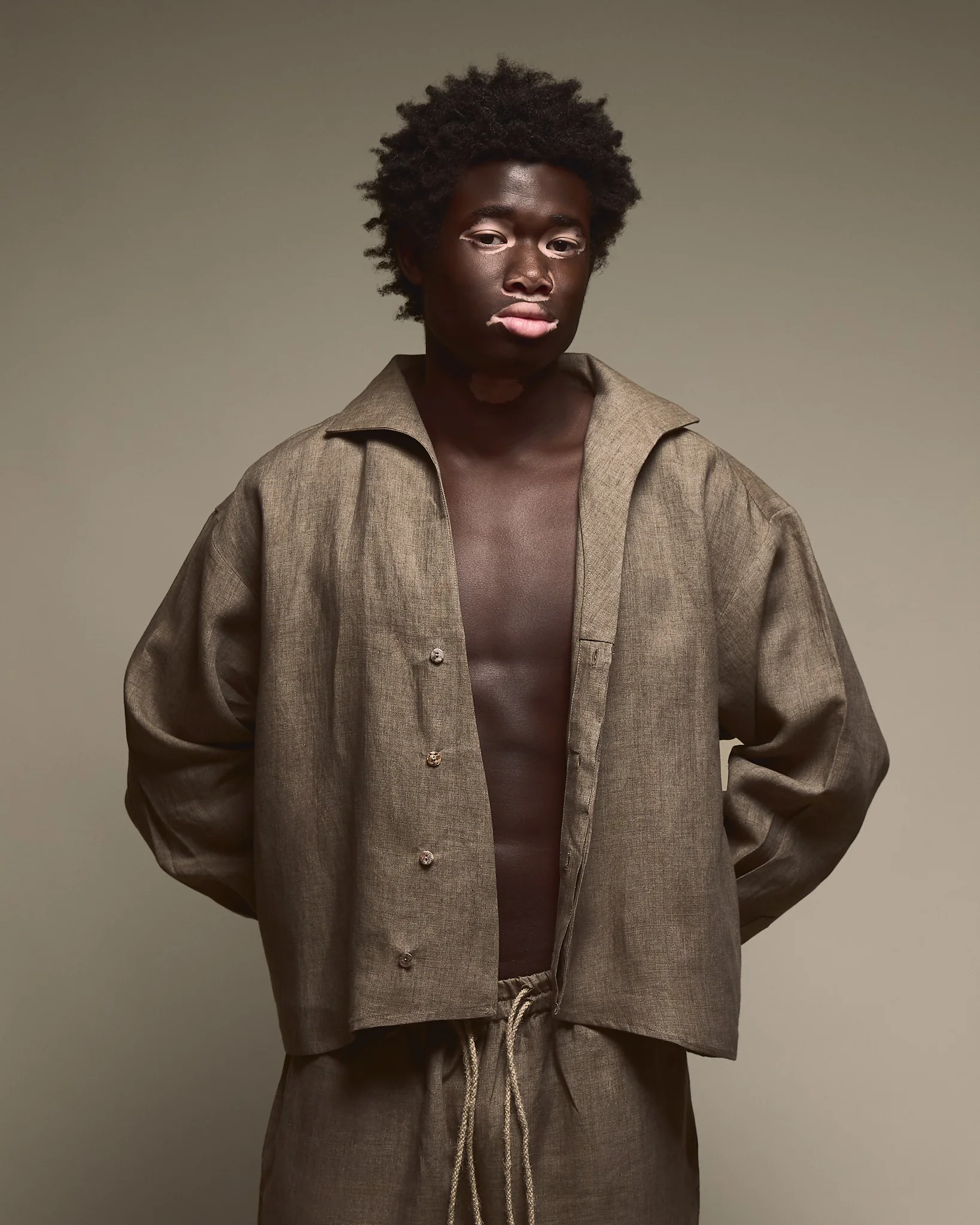 THE LINEN SHIRT - BROWN