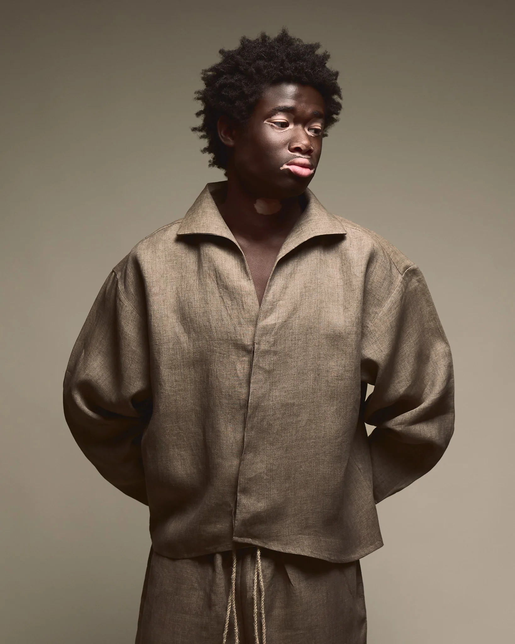 THE LINEN SHIRT - BROWN